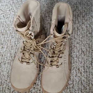 Combat boots, sand color and size 6 in women